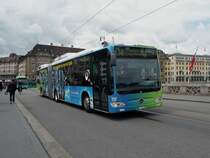 Seit anfangs Juni 2011 wird der Hybryd Testbus 737 von Mercedes auf der Linie 34 getestet. Hierfhrt er ber die Mittlere Rheinbrcke in Basel. Die Aufnahme stammt vom 09.06.2011. 