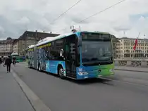 Seit anfangs Juni 2011 wird der Hybryd Testbus 737 von Mercedes auf der Linie 34 getestet. Hierf�hrt er �ber die Mittlere Rheinbr�cke in Basel. Die Aufnahme stammt vom 09.06.2011. 