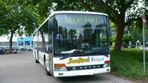 Setra S 315 NF am 10.06.11 in Merzig fotografiert

-Das Fahrzeug stammt aus den ersten Baujahren, denn die  KHLERBLENDE 
 besitzt noch das alte Setra Zeichen, sowie das bekannte  K im Kreis 