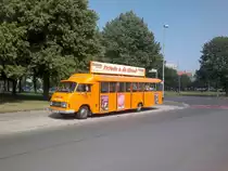 Ein alter Mercedes Bus (306 D , als Zubringer zum Brauhaus in Hannover, am 07.06.2011 in Hannover.