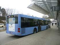 Die Wagen 37 und 38 werden von Montags-Freitags hauptschlich auf der Linie 203 eingesetzt.Der Grund dafr sind die Tren die lamgsam auf und
zu gehen.Da die Linie 203 etwas liegezeit haben,werden sie auf der Linie
203 eingesetzt.Hier der Wagen 38 am ZOB.