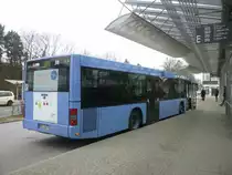 Die Wagen 37 und 38 werden von Montags-Freitags haupts�chlich auf der Linie 203 eingesetzt.Der Grund daf�r sind die T�ren die lamgsam auf und
zu gehen.Da die Linie 203 etwas liegezeit haben,werden sie auf der Linie
203 eingesetzt.Hier der Wagen 38 am ZOB.