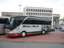 Ein Setra  S 411 HD der Fa. Wei&Nesch, aus Nagold, auf dem Parkplatz in Meien vor der Manifaktur.