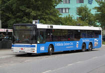 Linie 40 von Travemnde Strandbahnhof nach Lbeck ZOB kurz nach der Ankunft in der Haltestelle Lbeck ZOB.(20.06.2011)
