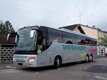 SETRA S416GT-HD von weidinger wartet an Rieder Bahnhofsvorplatz auf Fahrg�ste;110624