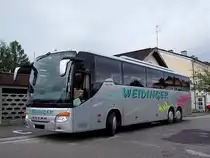 SETRA S416GT-HD von weidinger wartet an Rieder Bahnhofsvorplatz auf Fahrg�ste;110624