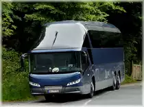 Dieser Neoplan Starliner hat eine Ausflugsgruppe zur Markusburg bei Braubach gebracht und wartet nun auf deren R�ckkehr von der Burgbesichtigung. 25.06.2011