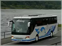 Am 25.06.2011 habe ich am Rheinufer in Kaub diesen Setra S 415 GT-HD im Bild fest gehalten.