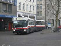 NAW/Hess Nr. 243 beim Bahnhof St.Gallen am 27.12.07. Seit dem Fahrplanwechsel vom 9.12.07 wurde die Linie 2 verl�ngert. Auf dem Rollban der NAW ist das neue Ziel aber nicht verf�gbar. Deswegen ist am aberen linken Rand der Frontscheibe eine Tafel angebracht, die auf das neue Ziel hinweist.