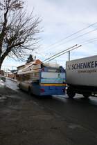 Solaris Trollino 12 AC Nr. 133 bei einem kritischen �berholman�ver bei P�querette. Der Fahrer hatte den Bus erst abgeb�gelt, aber als die unzuverl�ssige Diesel-Notfahrt nich ansprang musste er das Man�ver doch mit den Ruten an der Fahrleitung machen - eine Sache von wenigen cm!