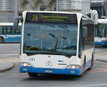 VBL - Der Mercedes Citaro Gelenk-Bus Nr.141  LU 199441 bei der Ausfahrt von den Haltestellen vor dem Bahnhof Luzern am 18.11.2007