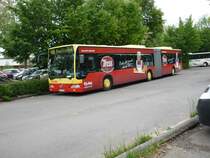 Ein Mercedes-Benz O 530 Gelenkbus von HZL, auf dem Parkplatz am Bahnhof in Reutlingen