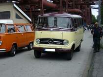 Mercedes Benz O319 in Normalausfhrung. 1961 - 1968. Der O319 wurde bereits 1956 vorgestellt. Ab 1965 wurde der Bus technisch und optisch in soweit modifiziert, das die hintere rechte Einstiegstr entfiel und bei den Bussen mit Dieselmotoren der Motor des 190D PKW verbaut wurde. Oldtimertreffen Kokerei Zollverein 03.07.2011.
