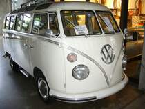 VW T1 Bus Achtsitzer Sondermodell. 1963 - 1967. Der im Volksmund  Samba  genannte Bus mit der exclusiven Dachrandverglasung, hatte schon den 1.493 cm groen 4-Zylinderboxermotor mit 42 PS. Der abgelichtete Wagen ist Baujahr 1966. Dsseldorfer Meilenwerk 26.06.2011.
