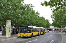 4008 am 06.01.2011 auf dem X83 am S+U Rathaus Steglitz