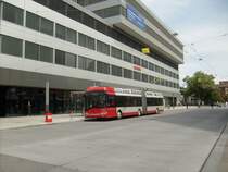 Solaris Trollino Nr. 174 am 25.6.2011 bei der Museumstrasse/HB. Im letzten Jahr wurden hier bei Strassenarbeiten noch Tramschienen ausgegraben.