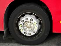 Der Reifen eines MAN Lions City von DB Rhein Neckar Bus mit abgedeckten Neon Gelben Rad Muttern am 03.07.11 in Heidelberg 