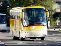 Funi Car /Postauto  - BOVA Reisebus in den Postautofarben unterwegs in der Stadt Biel am 26.06.2011