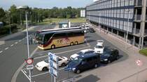 Setra Reise, am Flughafen/Hannover am 23.06.2011.