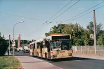 Im Sommer 2004 war auf der Obus Linie 862 in Eberswalde Obus-Ersatzverkehr. Dazu kamen sowohl BBG eigene MAN SL und NL zum Einsatz, sowie Mercedes Gelenkwagen der BVG. Hier f�hrt Wagen 2579 der BVG Richtung Brandenburgisches Viertel.