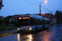 Am sehr regnerischen Morgen des 11.07.2011 um 5 Uhr 5 steht der BBG Solaris Trollino 18 Wagen 051 bereit f�r seinen Dienst. Seit heute werden die Obusse wegen der Vollsperrung der Poratzstra�e �ber die Neue Stra�e und Breite Stra�e umgeleitet. Dazu wurd neue Fahrleitung geh�ngt.