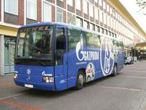 MB Reisebus ,Werbetr�ger von Schalke 04, im Bochumer Hbf/Bbf.
vor dem Hotel.(02.01.2008)