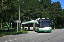 Solaris Trollino 18AC, Obus 051 der BBG-Eberswalde biegt von der Neuen Stra�e in die Breite Stra�e ab am 16.07.2011. Die Trasse wurde wegen Bauarbeiten der Poratzstra�e neu gebaut.