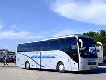 VOLVO,9700 von Weiss Busreisen trifft mit Grazer Fu�ballfan´s zum Bundesligaspiel in Ried ein;110716