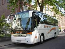 BusVerkehrBerlin/Wichert Reisen vor einem Produktions- und Ausstellung Geb�ude in der Gubener Uferstra�e, n�he Bahnhof Guben