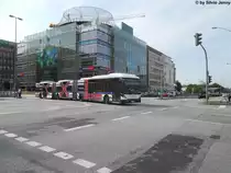 HHA AG Nr. 8504 (Van Hool AGG300) am 28.7.2011 beim Hauptbahnhof