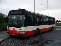 Karosa-Renault City bus Nr. 3237 (AKA 21-83, Bj. 1999) von Prager Verkehrsbetriebe als der 5. Kurs der Linie 180 wartet auf sein Abfahrtszeit am Endstelle Řepy, regnerische Nachmittag 31. 7. 2011