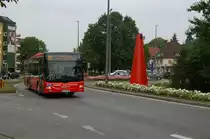 MAN Lions City (BI-NV 2112) der Busverkehr Ostwestfalen GmbH in Herford am Berger Tor, Fahrtrichtung Tierpark auf der Linie  S5 . Auch hier wieder der Hinweis auf die falsche Linienanzeige. Die BVO hatte in ihren Anfangszeiten in Herford sehr hufig Probleme mit den Anzeigen. Auf dieser Anzeige steht  Schobeke ber Hegelstrae . Dies wre aber erst fr die Rckfahrt vom Tierpark richtig.

Das Bild wurde am 15.06.2011 aufgenommen. Der  Pmpel  im rechten Teil des Bildes gehrt zum Kunstwerk  Safety Cones  des Knstlers Dennis Oppenheim im Rahmen des Projekt “Fnf Tore, fnf Orte”. 
