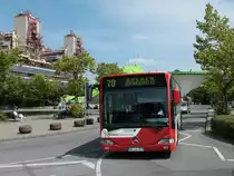 Vor dem Aachener Klinikum mit dem neuen Hubschrauberlandeplatz fhrt am 04.08.2011 Linie 70 der ASEAG. Auf der Plattform ein Hubschrauber des Bundesgrenzschutz.