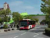 Zur Zeit mit Sicherheit einer der interessantesten Bushaltestellen in Aachen. Vor dem Aachener Klinikum mit dem neuen Hubschrauberlandeplatz steht am 04.08.2011 Linie 3b der ASEAG. Auf der Plattform ein Hubschrauber des Bundesgrenzschutz.