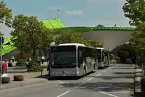 Zur Zeit mit Sicherheit einer der interessantesten Bushaltestellen in Aachen. Vor dem Aachener Klinikum mit dem neuen Hubschrauberlandeplatz stehen am 04.08.2011 zwei Busse der ASEAG. Auf der Plattform ein Hubschrauber des Bundesgrenzschutz.
