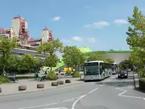 Zur Zeit mit Sicherheit einer der interessantesten Bushaltestellen in Aachen. Vor dem Aachener Klinikum mit dem neuen Hubschrauberlandeplatz stehen am 04.08.2011 zwei Busse der ASEAG. Auf der Plattform ein Hubschrauber des Bundesgrenzschutz.