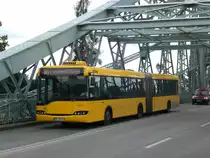 Solaris Urbino auf der Linie 61 nach Loschwitz Fernsehturm an der Haltestelle Loschwitz K�rnerplatz.(23.7.2011)