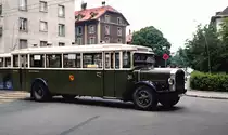 Berner Saurer-Autobus SVB 31;  Saurer/Ramseier&Jenzer; 
in Bern im Betrieb von 1932 bis 1966;
Aufnahme von 1958 (Leica IIf; Diapositiv Ektachrome);
Depot Eigerplatz Bern; Ausfahrt aus dem Depot kurz vor Mittag
in Richtung Hauptbahnhof zur Ausf�hrung eines  Supplementkurses 
auf der Linie  G :   Nur bis Steinh�lzli   ...
Der Saurer-Bus 31 war bis etwa 1937 mit einem BENZINMOTOR ausger�stet,
erhielt dann aber einen Saurer-BLD-Dieselmotor mit 100 PS eingebaut 