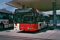 Fribourg; TPF-Autobus 381; MAN-Niederflurbus der �bergangsserie 1997/98 mit neuer Frontscheibe und altem Bug, 
die in der Schweiz nur in wenigen Exemplaren zu finden ist; erster Niederflurbus und einziger MAN-Bus der TPF Fribourg;
Aufnahme von 2005 (Trolleybus-Depot Fribourg)