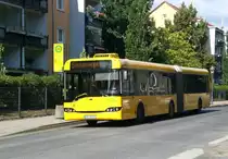 Solaris Urbino auf der Linie E63 nach Striesen West Bergmannstra�e an der Haltestelle an der Haltestelle Blasewitz W�gnerstra�e.(24.7.2011)