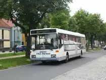 Mercedes-Benz O 407 auf der Linie 327 nach Reichenberg Gasthof nahe der Haltestelle Radebeul West Altk�tzschenbroda.(25.7.2011)