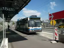 VBZ Nr. 143 am 11.8.2011 auf der  umbaugeplagten  Hardbr�cke, welche auch f�r den geplanten Trambetrieb verst�rkt wird.