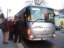 Ein  Mitarbeiter der Gesch�ftsleitung von PKS Zielona Gora begr�sst die Fahrg�ste auf der Regionalbus-Linie
Guben (DE)- Zielona Gora (PL) am 10.01.2008 an der NV-Haltestelle: Guben, Berliner Strasse