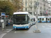 VBZ Nr. 69 (Hess Lightram 3 BGGT-N2C) am 7.8.2011 beim Bahnhofplatz/HB, wo wegen der Gleisbaustelle beim Central die Stromabnehmer eingezogen werden mussten.