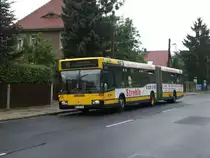 Mercedes-Benz O 405 N (Niederflur-Stadtversion) auf der Linie 70 nach Klotzsche Industriegebiet Nord an der Haltestelle Hellerau Kiefernweg.(29.7.2011)