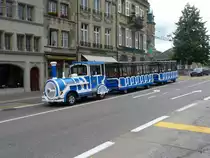 Tschu Tschu unterwegs auf Stadtf�hrung in der Stadt Fribourg am  