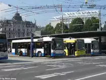 VBL Nr. 611, 143 ''Stalder Immobillien'' und 208 (Scania/Hess N94UB, Mercedes Citaro O530G und Hess Swisstrolley 3 BGT-N2C) am 2.8.2011 beim Bhf. Luzern, bei der immerwieder stattfindenden Fahrzeugprade der Linien 10, 12 und 2.