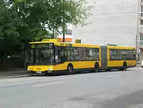 MAN Niederflurbus 2. Generation auf der Linie 62 nach Johannstadt Universit�tsklinikum an der Haltestelle Johannstadt Gutenbergstra�e.(1.8.2011)