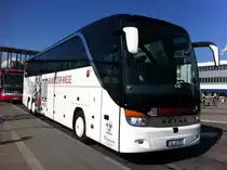 Setra S 417 HDH, Baumeister-Knese (Unterweiler),�PNV Ulm.

Aufnahmeort: Ulm (ZOB)
Kennzeichen: UL-M 970
Aufnahmedatum: 18.08.2011

5 Sterne Bus (81 cm Sitzabstand)