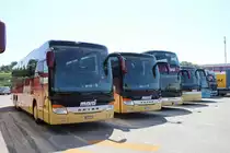 Setra 415 und 416 GT-HD, Setra 431 DT Marti sowie Mercedes Travego Zerzuben, Marti Carterminal Kallnach, 31.08.2011